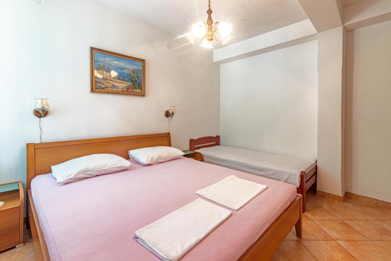Apartments And Rooms With Parking Space Hvar - 15706 Hvar Town Exterior photo